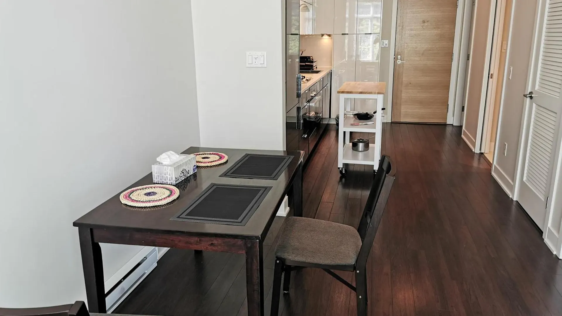 Apartment Relocation Special -Kits Garden View Condo Vancouver